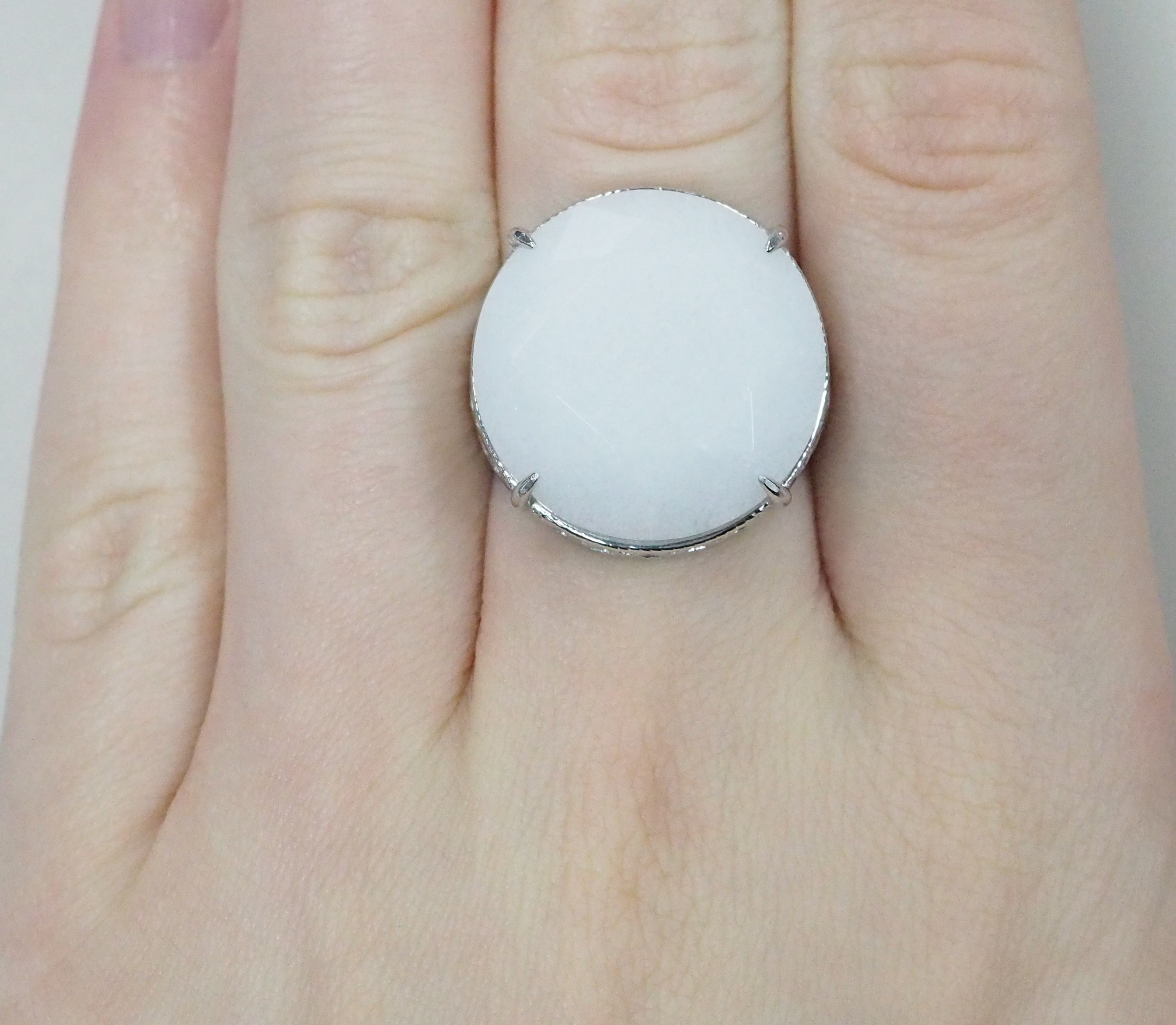 Серебряное кольцо с белым нефритом